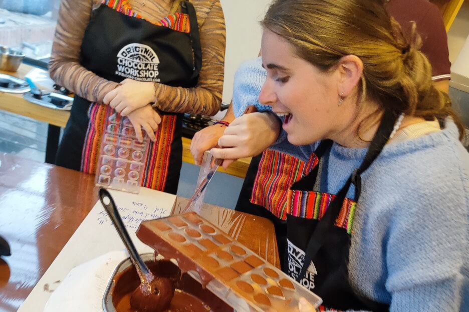 personnes faisant du chocolat lors de l'atelier à Cusco